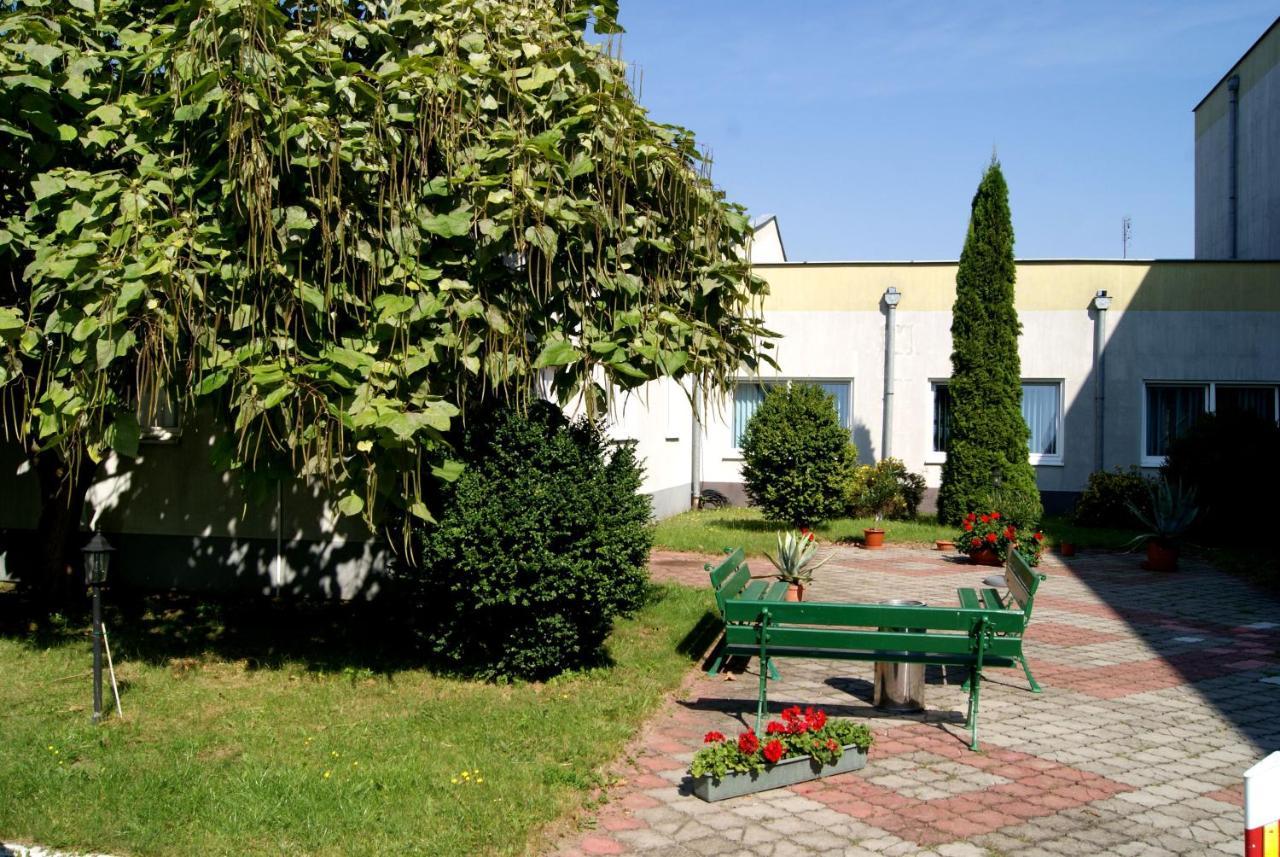 Hotel Holidays Słubice Buitenkant foto